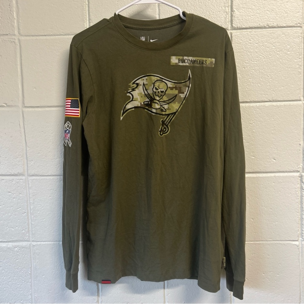 Tampa Bay Buccaneers NFL Salute To Service On-Field Long Sleeve Camo T-Shirt - M